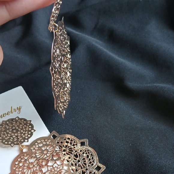 Elegant Gold Filigree Earrings - Picture 3 of 4